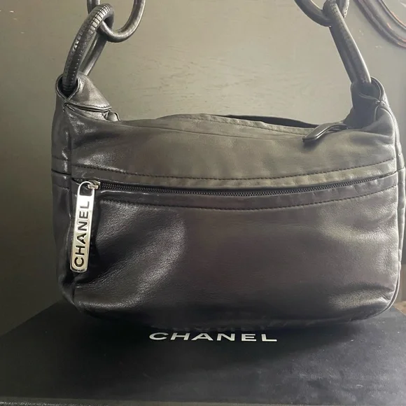 🔥SALE 🔥 EUC Chanel 9th series Lambskin Leather Ring Handle Hobo-Full Inclusion - Picture 2 of 14